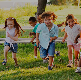Bambini che giocano al centro estivo
